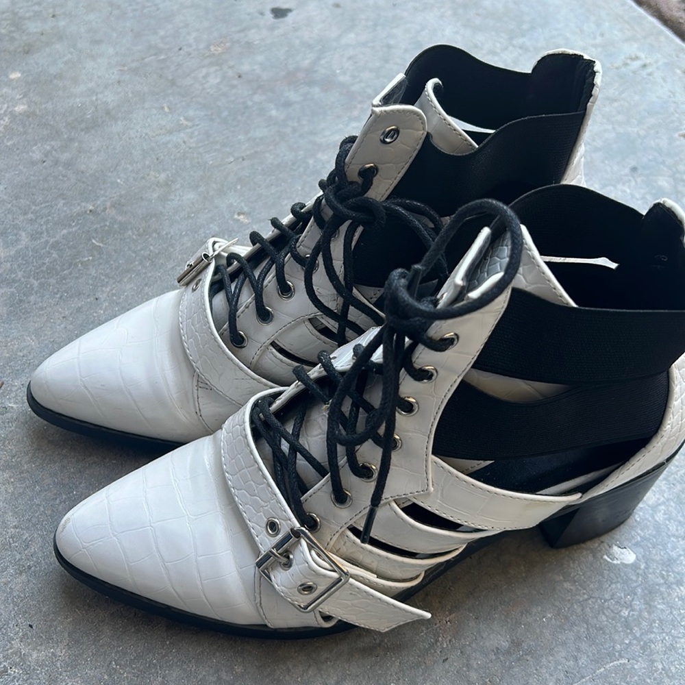 Dolls Kill sandal boots closed toe lace up booties sz 8 white black chloe cut